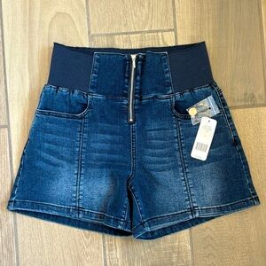 BEBE High-Waist Elastic Denim Shorts – Size 28 – NWT 👖💕